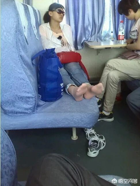 男子地铁当众脱鞋，你怎么看？
