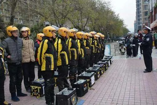 白岩松提醒外卖平台别把骑手当机器，他为何这么说？