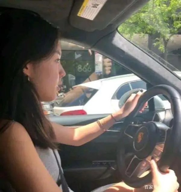 17岁开豪车,继承2亿遗产,李咏女儿现状如何?