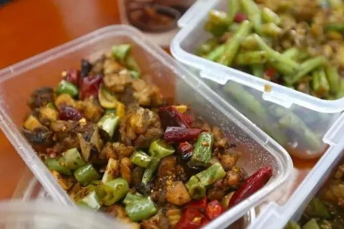 吉林一高校流浪狗常偷学生外卖藏着吃,你对这一幕怎么看?