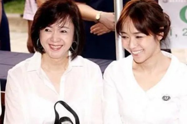 侯佩岑为何发文道歉？她母亲为什么被批？