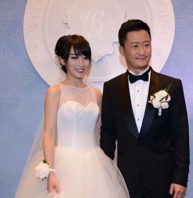 吴京用屁股帮跟拍关车门,他这是在支持跟拍吗?