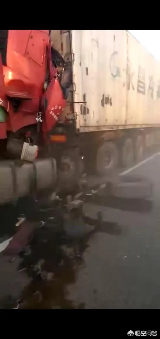 在大广高速平舆县杨埠收费站发生车祸,对此你怎么看?