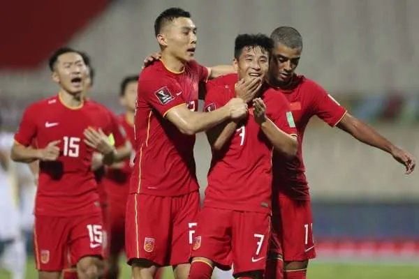 武磊破门，国足1-1战平阿曼，如何评价球员们在赛场上的表现？