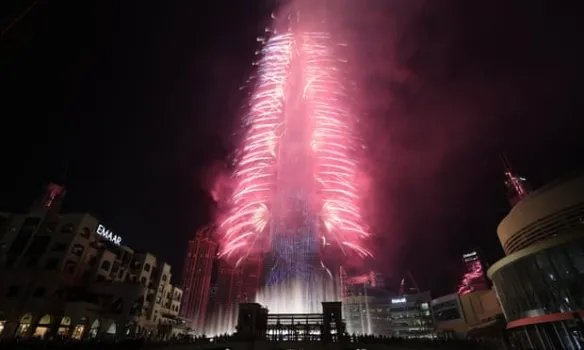 迪拜世界最高塔用中文送新年祝福 烟火秀视效惊艳！
