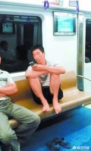 男子地铁当众脱鞋，你怎么看？