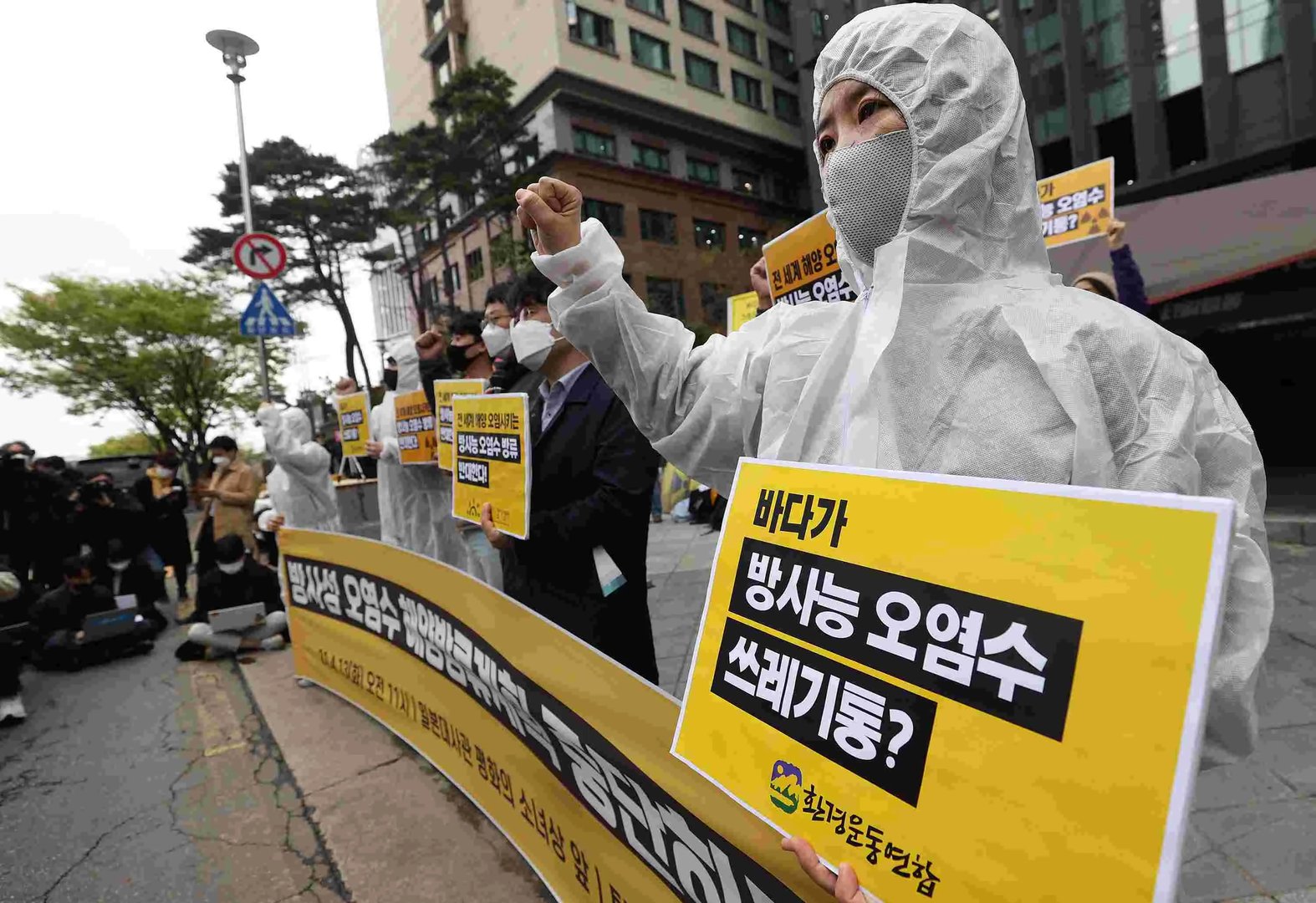 韩国民众抗议日本排污进海,对于日本的行为我们是否应该严厉阻止?