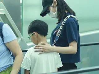 白百何带大儿子现身,为什么小肚腩最为抢镜呢?