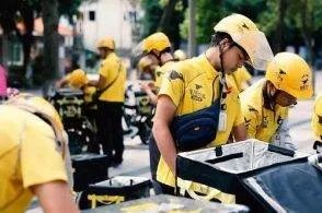 公务员周末送外卖为啥会成为热议？对此事你有什么看法？