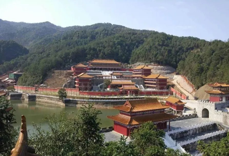10亿建豪华校区是怎么回事?