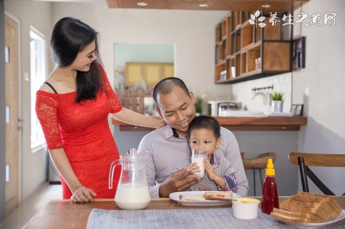 失明老人被困车流 辅警老张主动上前询问帮助画面简直太温暖啦