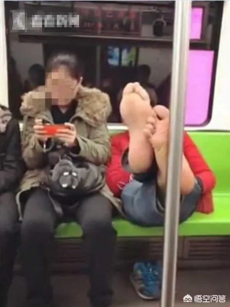 男子地铁当众脱鞋，你怎么看？