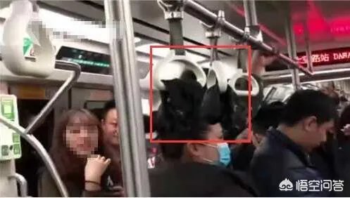男子地铁当众脱鞋，你怎么看？
