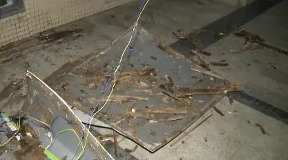 四川成都,一广告牌掉落砸倒男童,谁该为此事负责?