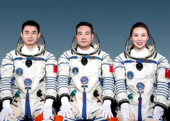 王亚平成中国首位出舱女航天员!神十三完成出舱任务