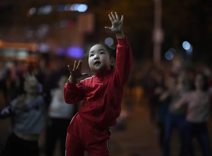 跳广场舞的小女孩是怎么回事?