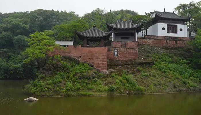 火烧赤壁的故事