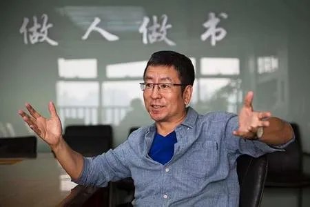白岩松提问物资为何出现配送不及时的情况,他是一个怎样的主持人?
