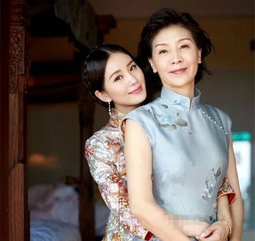 刘诗诗父母照片曝光 妈妈美貌度竟超女儿!