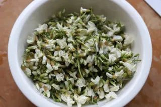 槐花麦饭