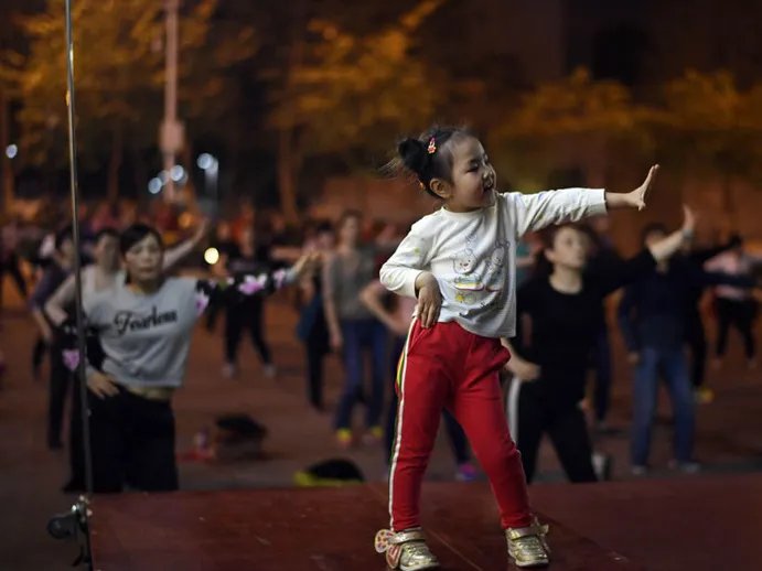 跳广场舞的小女孩是怎么回事?