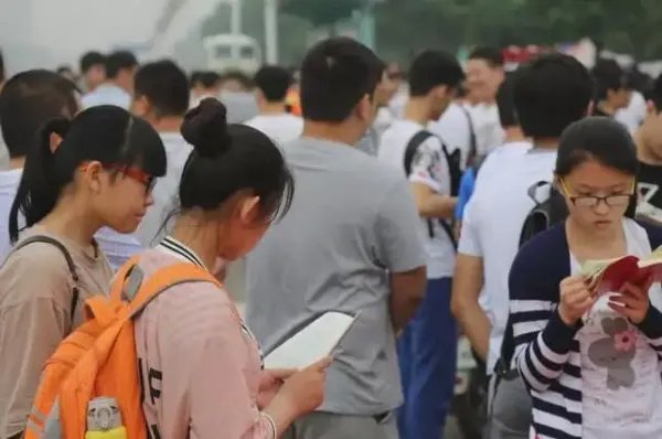 985毕业生大量涌入县城,与哪些因素有关?