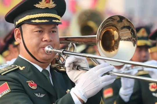 联合军乐团中58岁老兵面对镜头不舍哽咽,他不舍的究竟是什么?