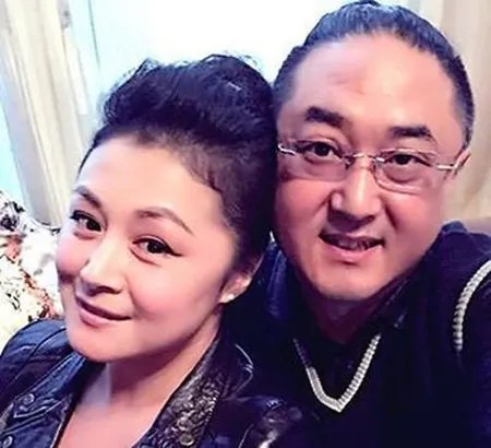 于月仙老公个人资料介绍 两人晒亲密照男方扎小辫显年轻