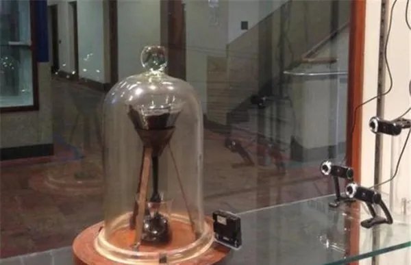 历时近一个世纪还没结束的沥青滴漏实验是想证明什么?