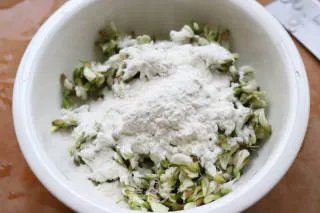 槐花麦饭