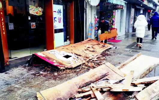 四川成都,一广告牌掉落砸倒男童,谁该为此事负责?