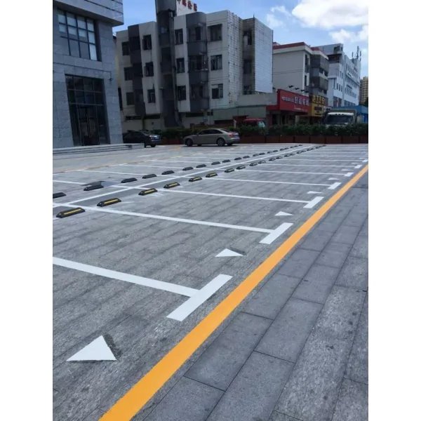面包车被卡两车中间极限出库,司机如何做到的?