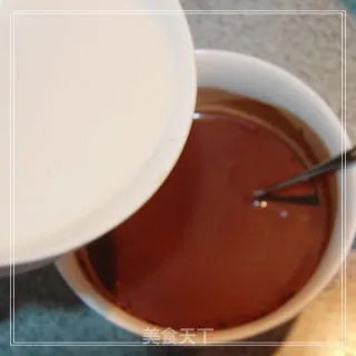 做一款造型简洁的慕斯蛋糕--------可可慕斯蛋糕