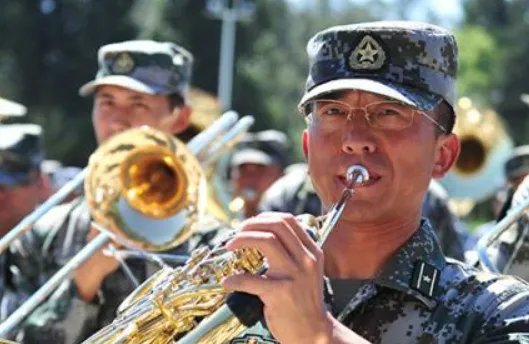 联合军乐团中58岁老兵面对镜头不舍哽咽,他不舍的究竟是什么?