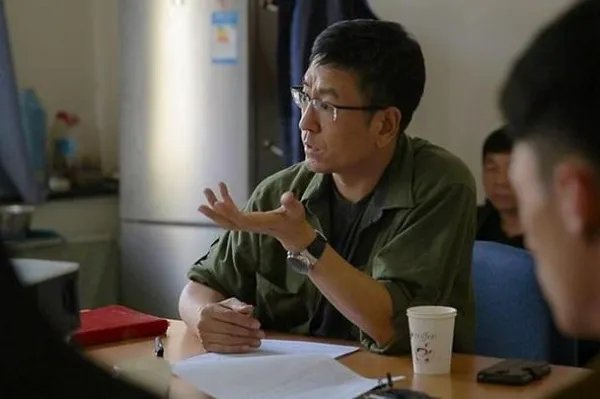 白岩松提问物资为何出现配送不及时的情况,他是一个怎样的主持人?