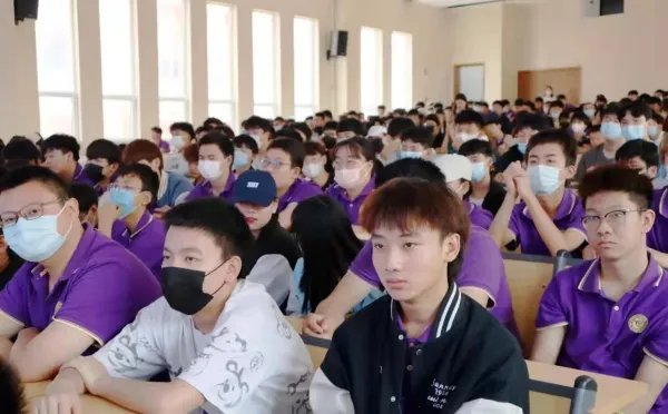 北大青鸟学费一年多少?
