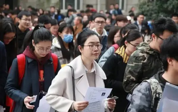 985毕业生大量涌入县城,与哪些因素有关?