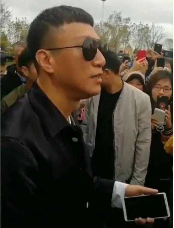 vivo新机据说是全面屏,但是为什么目前曝光的照片只是无边框手机?