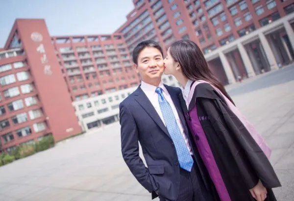 刘强东当初是怎么看上还是学生的奶茶妹妹的?