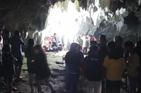 足球队被困岩洞的原因是什么?
