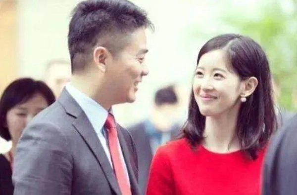 刘强东当初是怎么看上还是学生的奶茶妹妹的?
