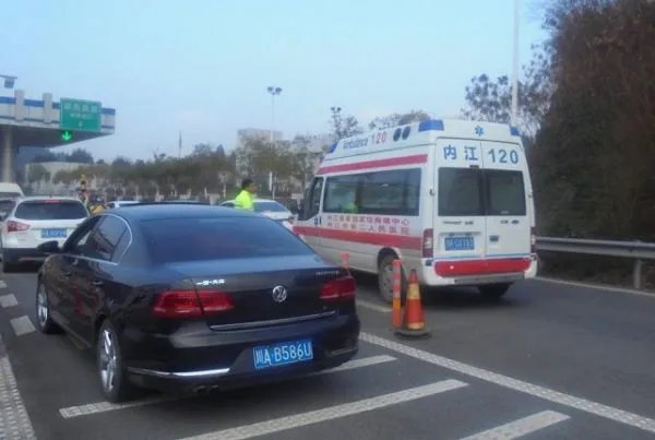 浙FDA675车主45度礼让救护车,你如何看待司机的善举?