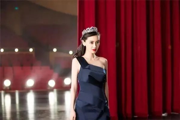杨颖未P图公开，撞脸20岁的李冰冰，民族风红裙成“合影杀手”？