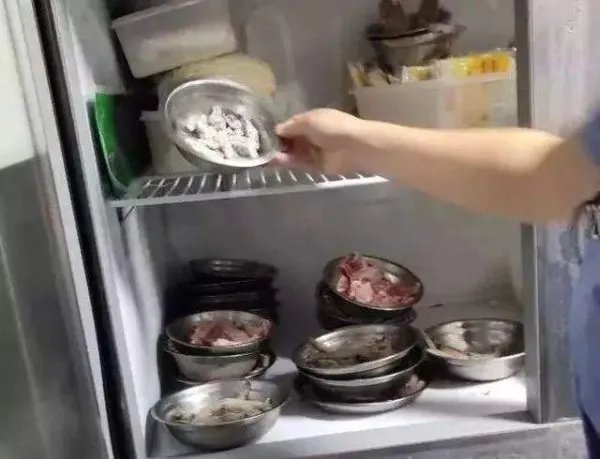 31岁小伙疑因吃隔夜菜失明瘫痪,隔夜菜真的不能吃吗?