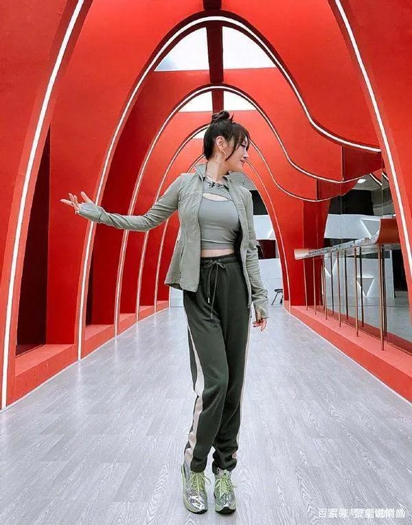 服了杨钰莹的“冻龄感”,露脐上衣搭长裤,身材比少女还少女!你怎么看?