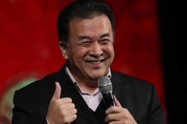 曾经的少将黄宏,免职后就被带走,这几年他的状况令人唏嘘,发生了什么?