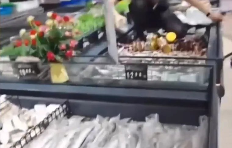 永辉超市工作人员脚踩冷冻鱼虾,为什么只是对该员工加强管理?