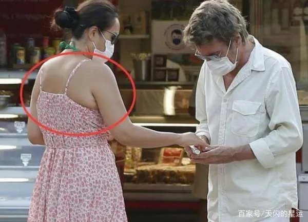 55岁巩俐和老公现身街头,身材发福,背部赘肉明显,巩皇也老了吗?