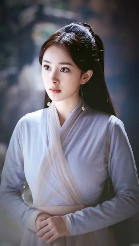 杨幂遭遇代拍,现场只有一个保镖一个助理,嘉行这么不待见杨幂了?