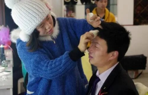 结婚当天新郎妆谁负责 结婚新郎化妆在哪里